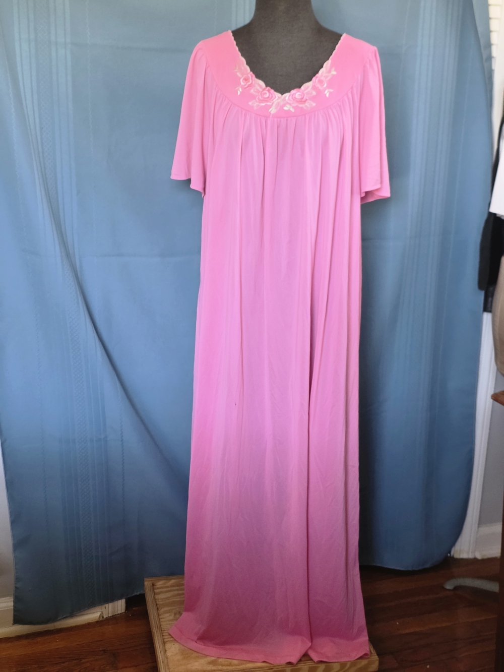 Shadowline Pink Embroidered Petals Flutter Sleeve Maxi Nightgown 1X Vintage